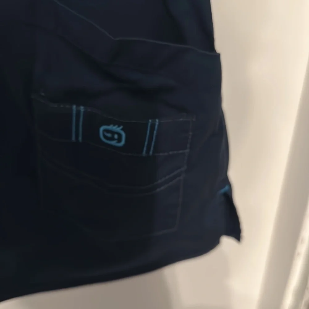 Wonder wink flex scrub top in navy with short zipper at the neck, size L - Picture 2 of 11